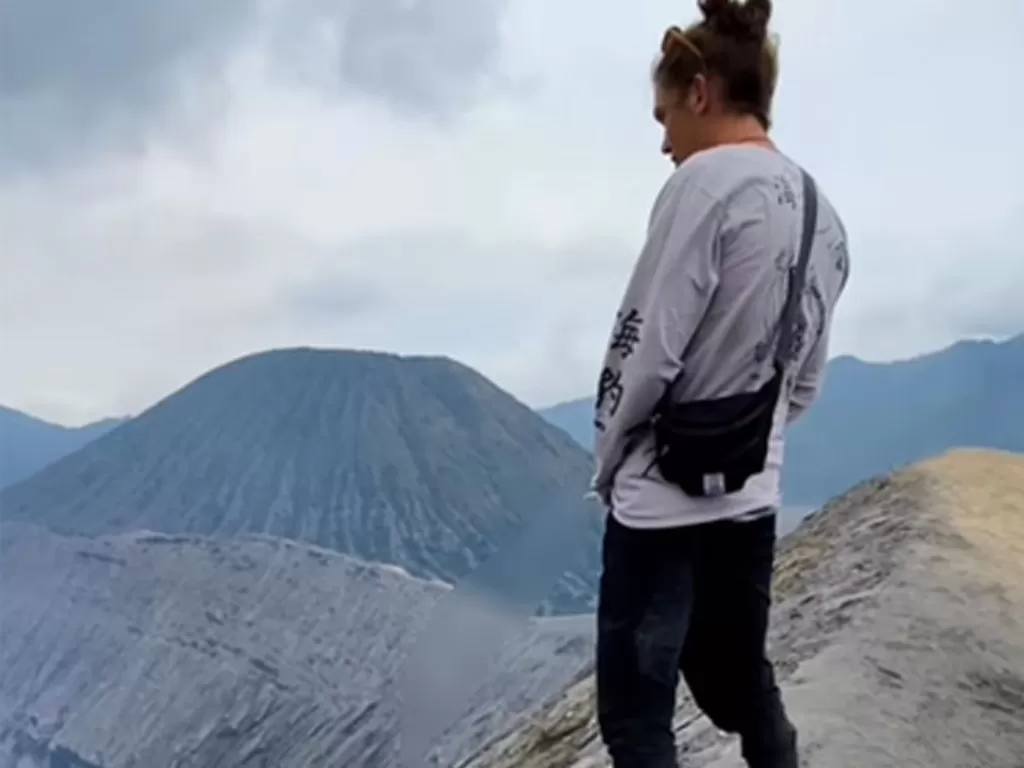 Aksi turis kencingi Gunung Bromo hingga dikecam netizen. (Instagram/hometown.earth)