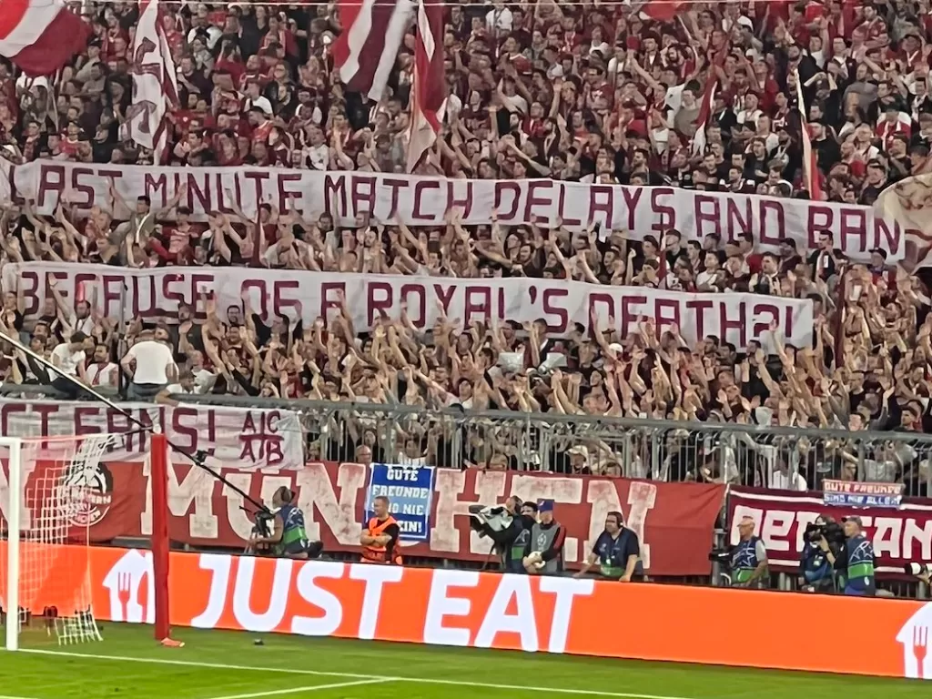Pendukung Bayern Munich Melakukan Protes Soal Penundaan Pertandingan (Twitter/@MarkOgden_)