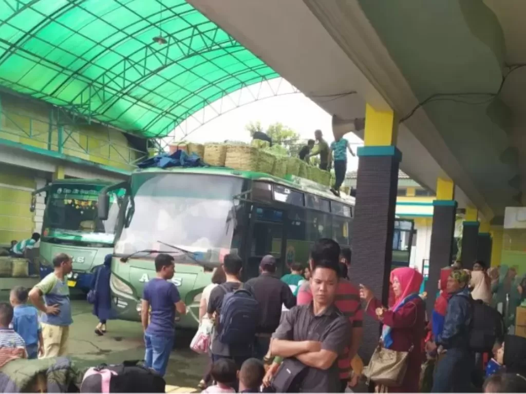 Para penumpang memadati loket bus Angkutan Lintas Sumatera (ALS). (Antara/ Nur Aprilliana Br Sitorus)