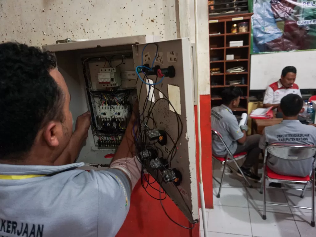 Ilustrasi petugas mengecek meteran listrik. (ANTARA/Harviyan Perdana Putra)