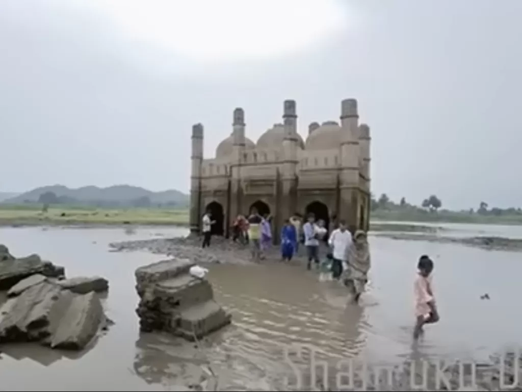 Masjid di India masih utuh meski sudah tenggelam selama 30 tahun. (YouTube/Manmauji Baba)