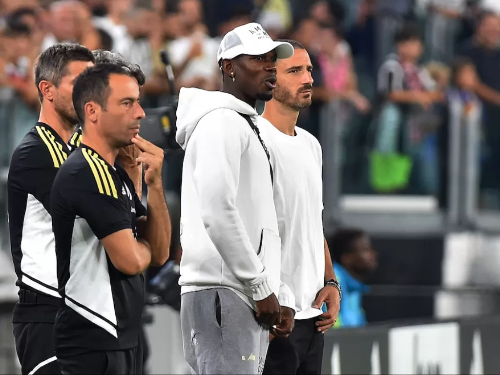 Paul Pogba saat menyaksikan pertandingan Juventus (REUTERS/Massimo Pinca)
