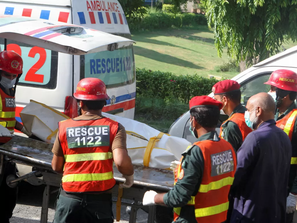 Ledakan bom pinggir jalan di Pakistan Barat Lau menewaskan 8 orang. (REUTERS/Arshad Raza)