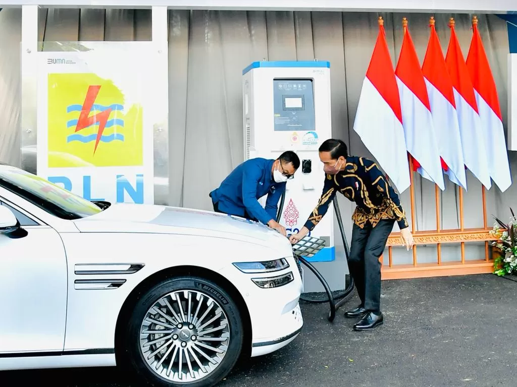 Presiden Joko Widodo (Jokowi) mengisi daya mobil listrik. (Dok. Setkab)