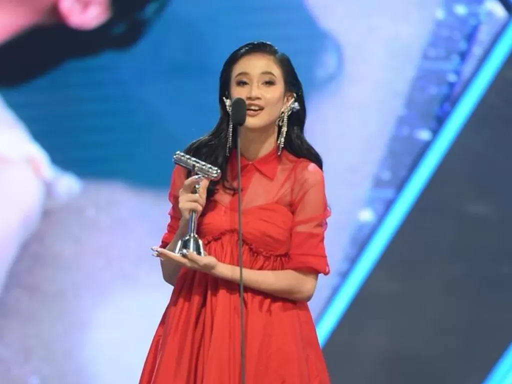 Keisya Levronka menerima penghargaan Anugerah Industri Muzik ke 23 di Kuala Lumpur, Malaysia (Instagram/anugerahindustrimuzik23)