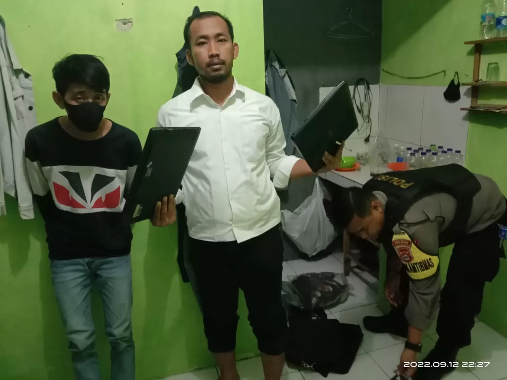 Pencuri laptop yang ditangkap oleh Kapolsek Cikande. (Humas Polda Banten)