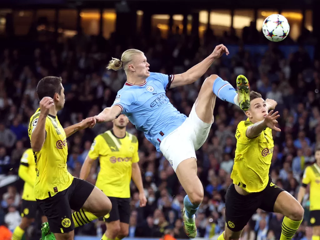 Erling Haaland cetak gol akrobatik di laga Man City vs Borussia Dortmund Grup G Liga Champions, Kamis (15/9/2022) dini hari WIB. (REUTERS/Carl Recine)