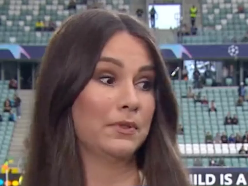 Ekspresi presenter wanita yang terkena bola tendangan Joe Hart (Twitter/@tv2sport)
