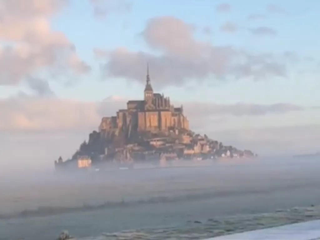 Mont Saint Michel di Prancis. (Twitter/@CosmicGaiaX)