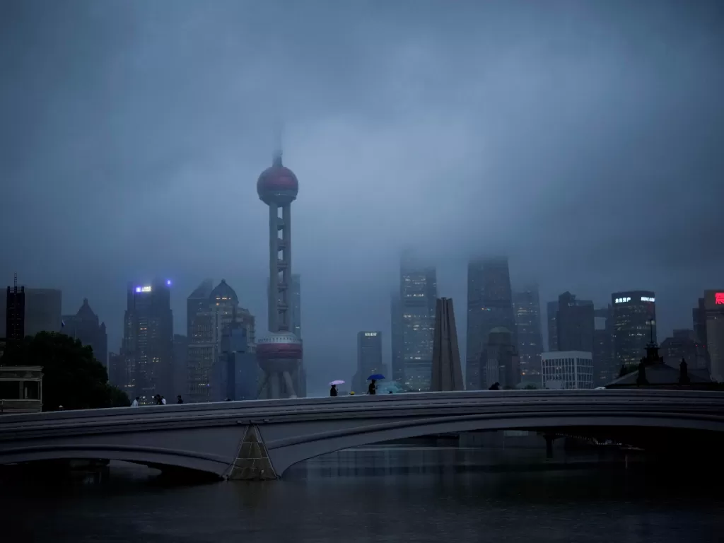 Topan Muifa mendarat di China yang menghantam kota Zhoushan, bagian tenggara Shanghai. (REUTERS/Aly Song)