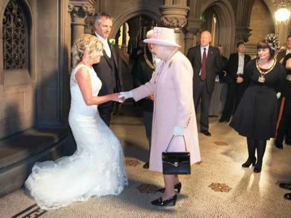 Ratu Elizabeth menghadiri undangan pasangan rakyat biasa (manchestereveningnew)