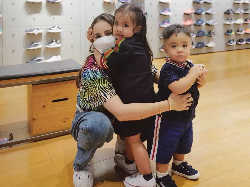 Momo Geisha dan dua anaknya (Instagram/@therealmomogeisha)