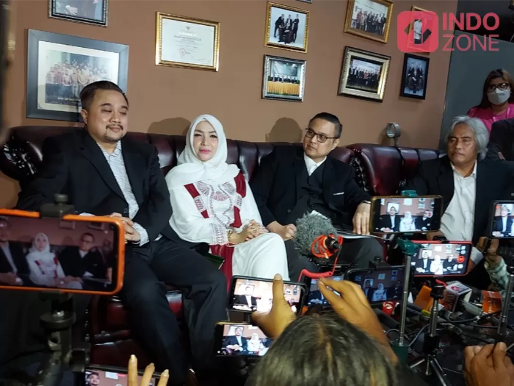 Roro Fitria (tengah) didampingi kuasa hukumnya, Asgar Sjarfi (kiri) dan Andika (kanan), didampingi saat menghadiri konferensi pers di kawasan Cikini, Jumat (16/9/2022).