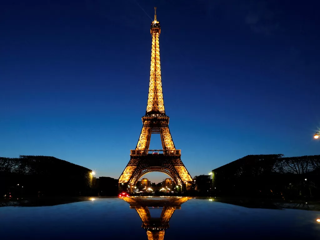 Menara Eiffel lampunya akan mati lebih awal dari sebelumnya untuk menghemat energi. (REUTERS/Christian Hartmann) 