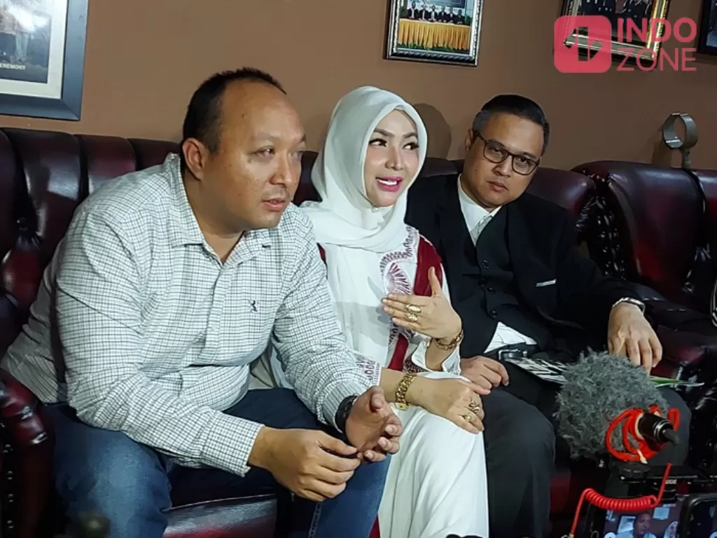 Roro Fitria (tengah) didampingi kuasa hukumnya, Asgar Sjarfi (kiri) dan Andika (kanan), didampingi saat menghadiri konferensi pers di kawasan Cikini, Jumat (16/9/2022).