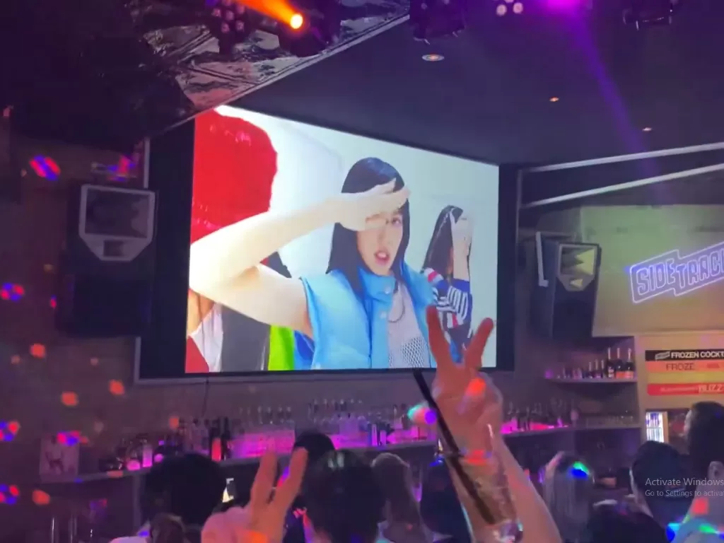 Suasana nobar MV 'Shut Down' dari BLACKPINK di diskotik Chichago, AS. (Youtube/Princess Galaxy).