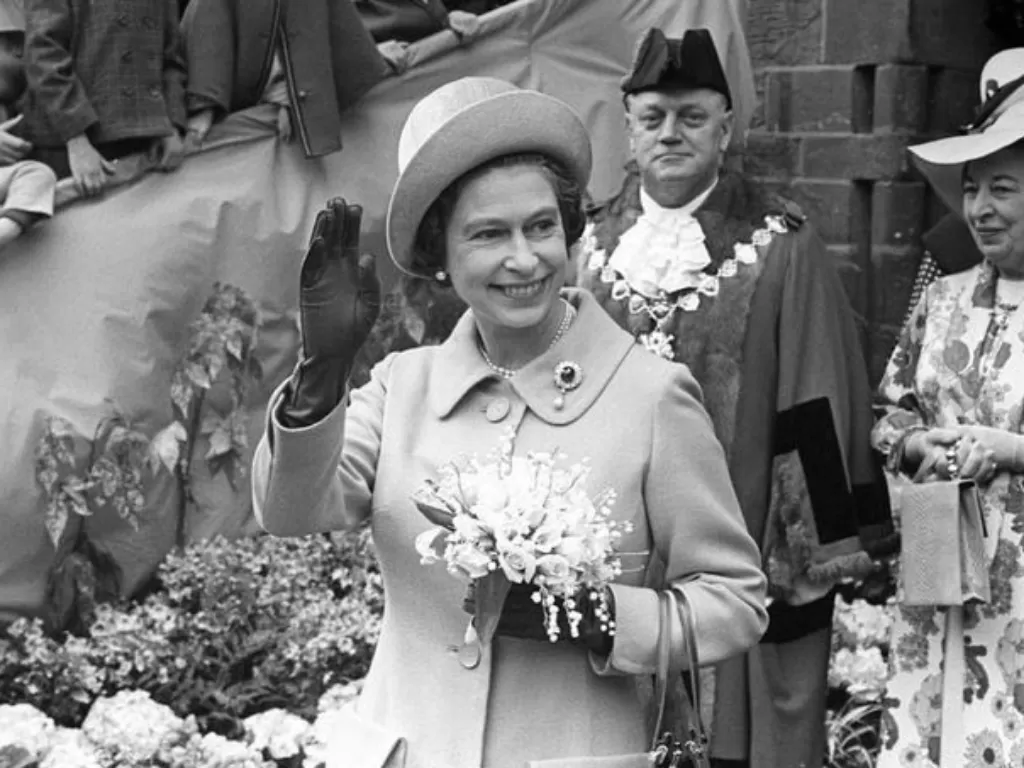 Ratu Elizabeth II saat melambaikan tangan kepada warga Inggris. (Instagram/theroyalfamily)