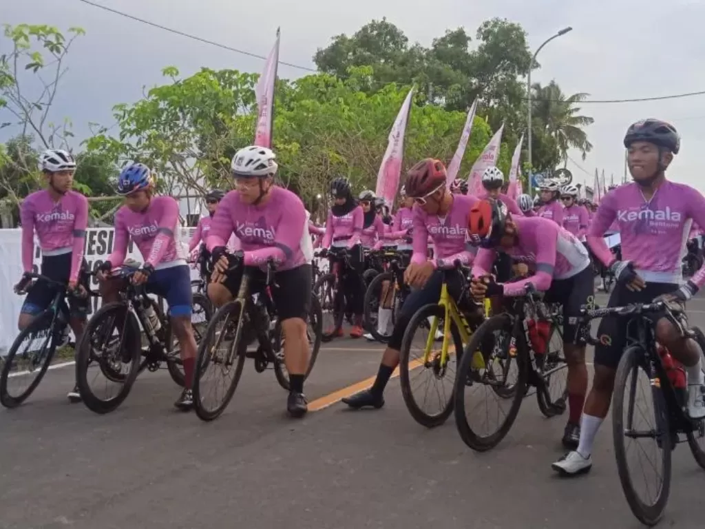 Para pebalap sepeda mengikuti gelaran Tour of Kemala Belitong 2022 yang berlangsung di Belitung, Kepulauan Bangka Belitung, Minggu (18/9/2022). (ANTARA/HO/Dok ISSI)