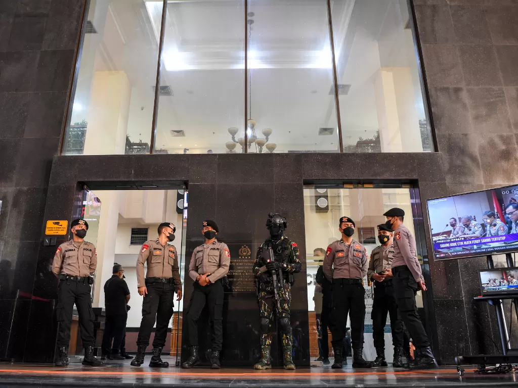 Sejumlah polisi berjaga saat berlangsungnya sidang tertutup Komisi Kode Etik Polri (KKEP). (ANTARA/M Risyal Hidayat)