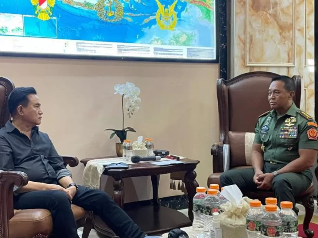 Mantan Menteri Hukum dan HAM Yusril Ihza Mahendra bertemu Panglima TNI Jenderal TNI Andika Perkasa bertemu di Mabes TNI, Jakarta. (ANTARA/HO-Dispen TNI)