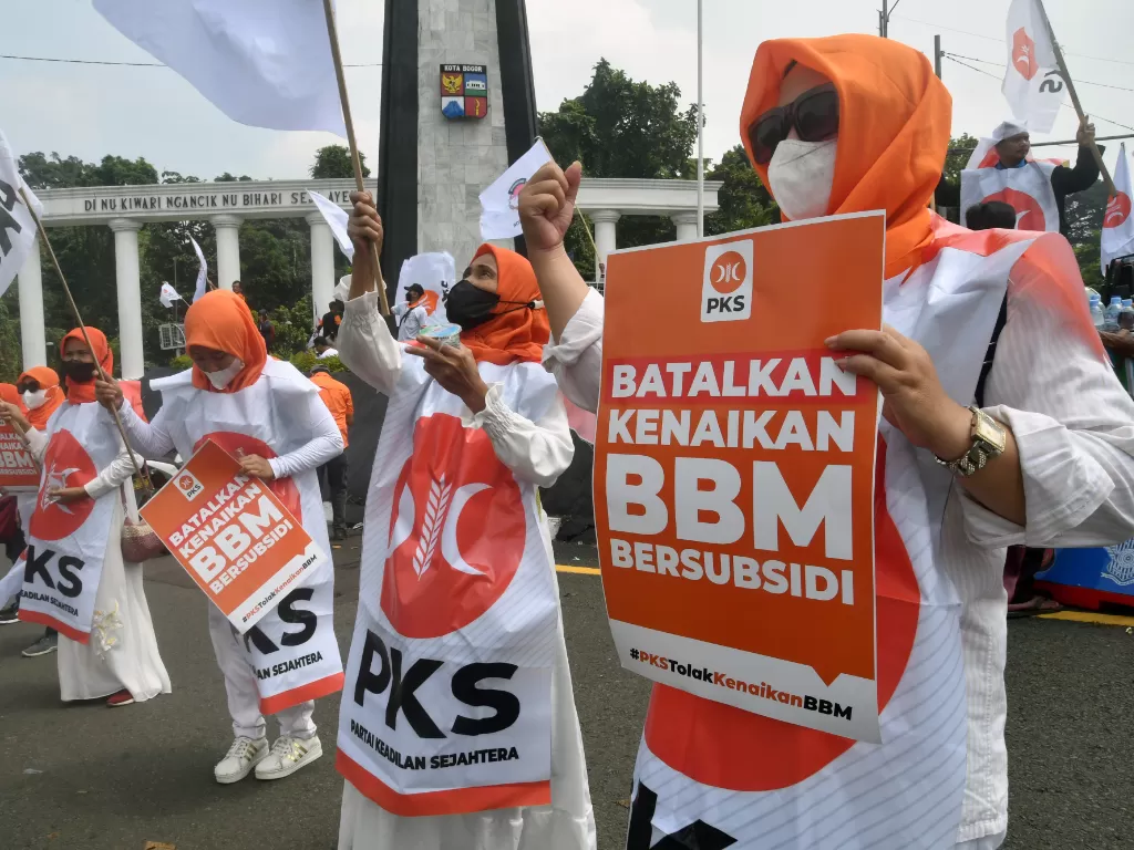Sejumlah anggota dan kader PKS Kota Bogor melakukan aksi 