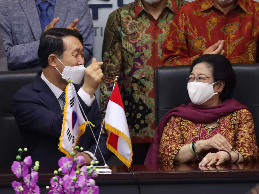 Ketua DPP PDIP Megawati Soekarnoputri (kanan). (ANTARA FOTO/HO/Monang Sinaga)