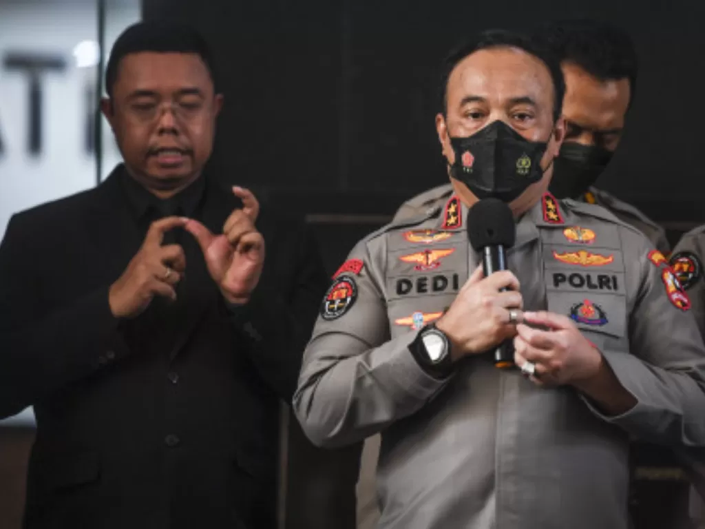  Kadiv Humas Polri Irjen Pol Dedi Prasetyo (kanan) memberikan keterangan usai pembacaan putusan sidang komisi banding atas putusan PTDH Ferdy Sambo di Gedung TNCC, Mabes Polri, Jakarta, Senin (19/9/2022). (ANTARA FOTO/Hafidz Mubarak A)