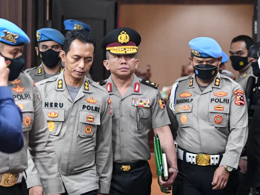 Mantan Kadiv Propam Polri Irjen Ferdy Sambo (tengah) berjalan keluar ruangan usai mengikuti sidang Komisi Kode Etik Polri (KKEP) di Gedung Transnational Crime Center (TNCC) Divisi Propam Mabes Polri, Jakarta. (ANTARA/M Risyal Hidayat)