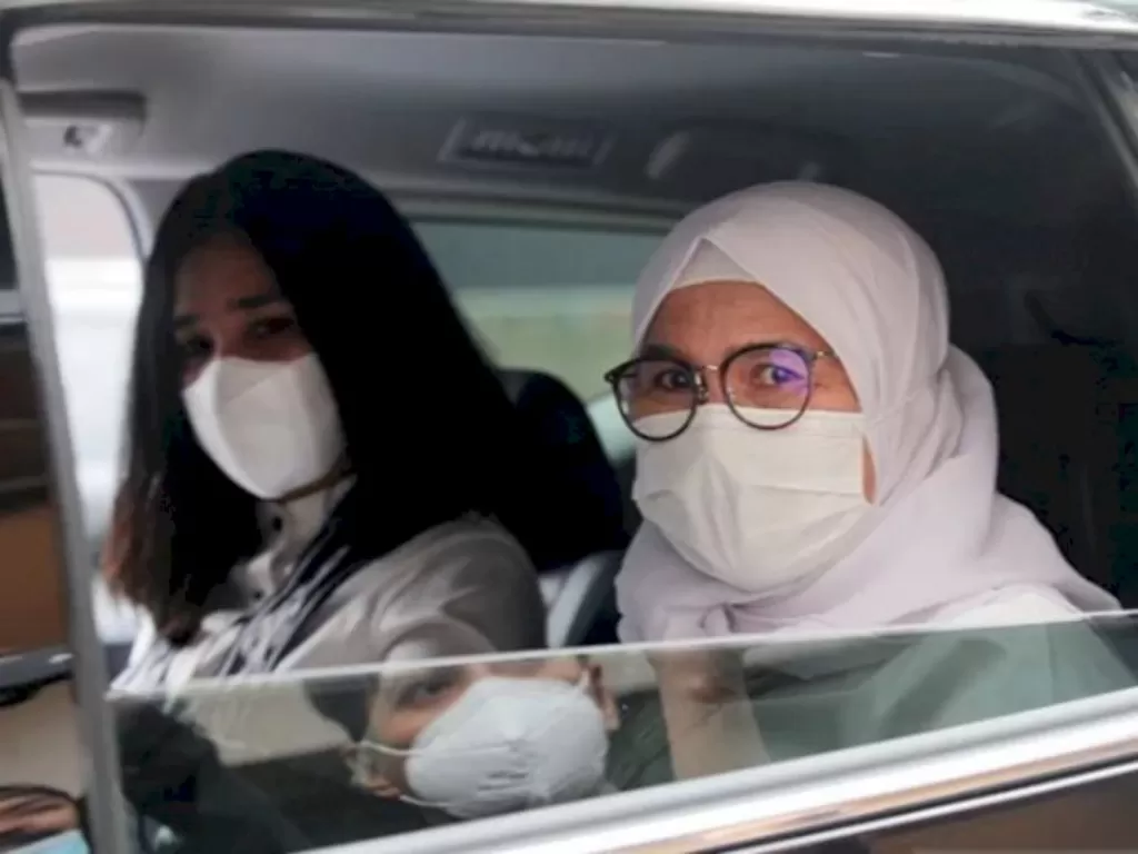 Lili Pintauli Siregar (kanan) berada dalam mobil usai Sidang Etik oleh Dewan Pengawas KPK di Jakarta. (ANTARA/Reno Esnir)