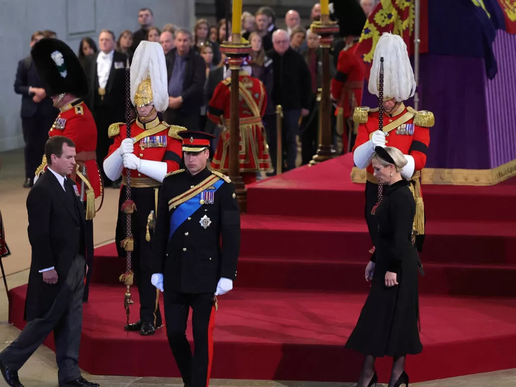 8 cucu mendiang Ratu Elizabeth II hadir di Westminster Hall dengan mengelilingi peti mati tersebut sebagai penghormatan terakhir. (REUTERS/Chris Jackson)