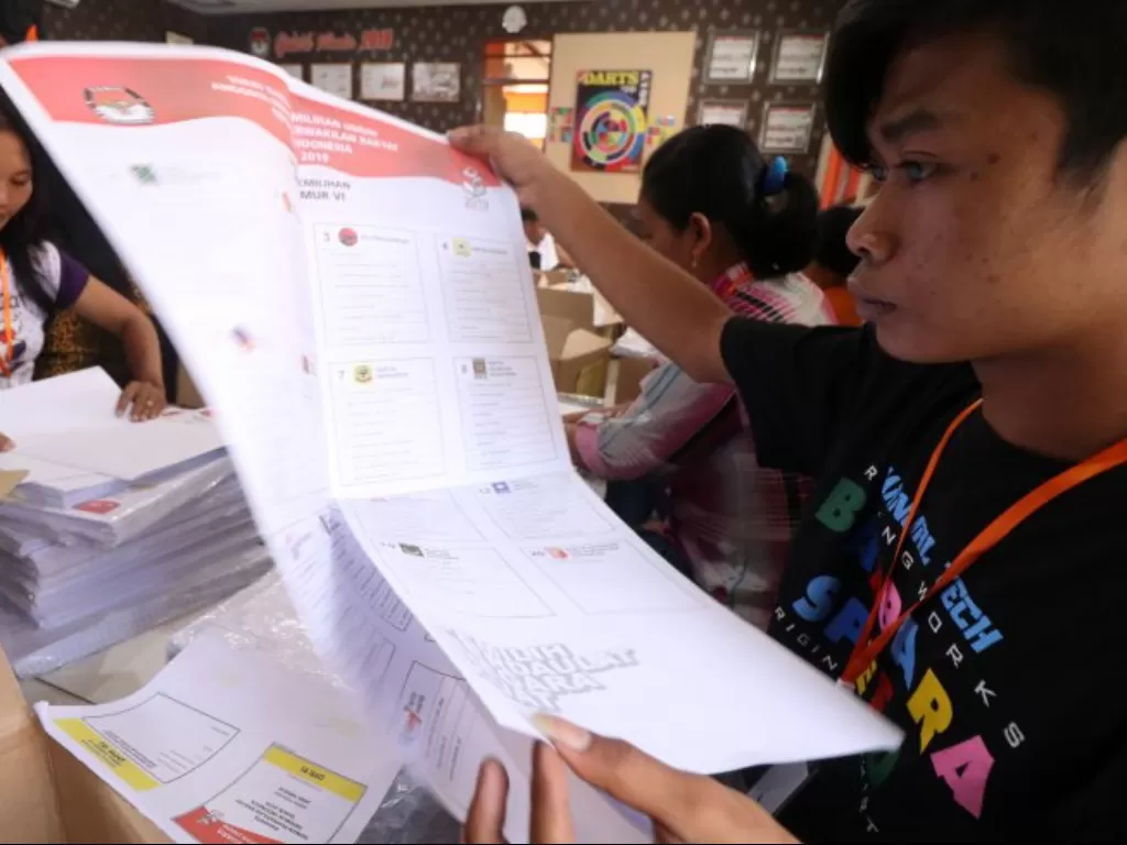 Ilustrasi pekerja melipat surat suara yang memperlihatkan susunan parpol berdasarkan nomor urut. (ANTARA FOTO/Prasetia Fauzani)