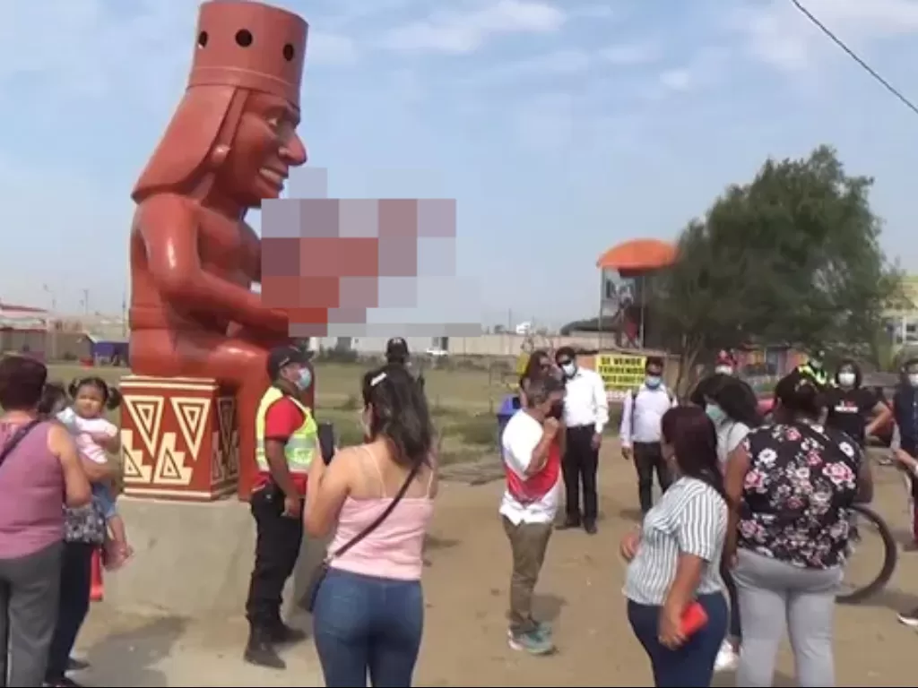 Patung penis raksasa di Peru. (The Guardian)