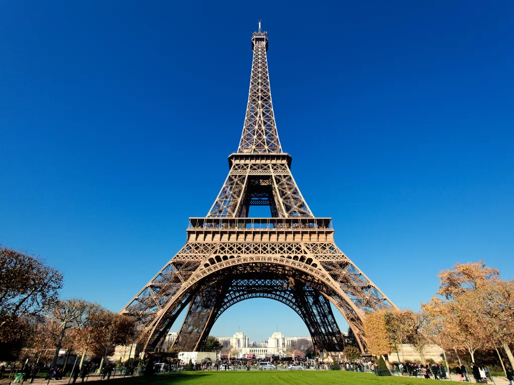 Menara Eiffel. (FREEPIK/vwalakte)