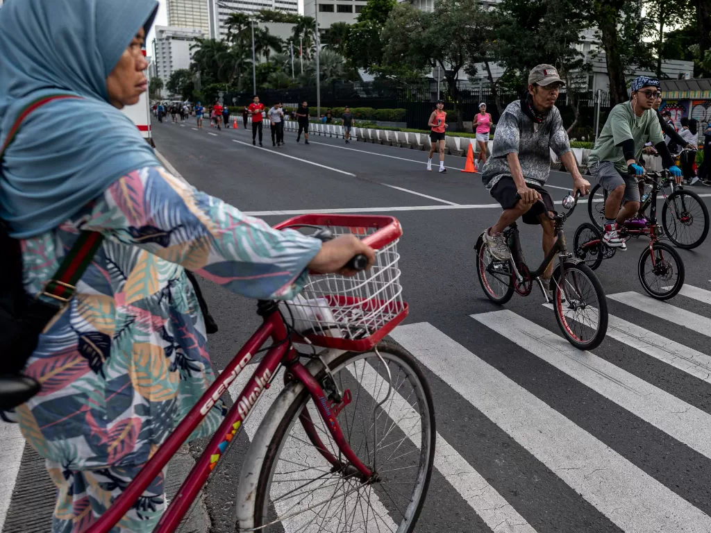 Sejumlah warga bersepeda saat berlangsungnya hari bebas kendaraan bermotor di Jakarta, Minggu (4/9/2022). (ANTARA/Aprilio Akbar)