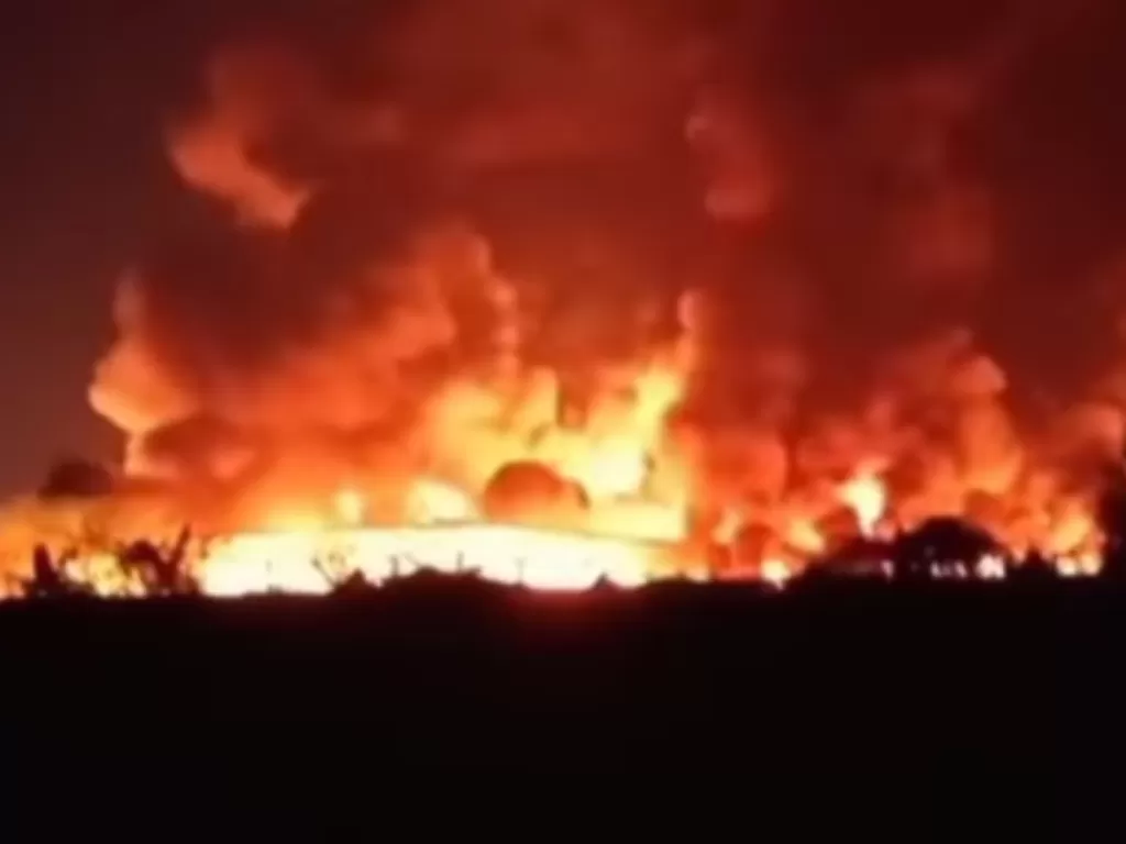 Pabrik plastik di Kabupaten Tangerang PT Plastik Injection Indonesia terbakar, Senin (19/9/2022) malam. (Screenshoot/Instagram/@tangerang.terkini)