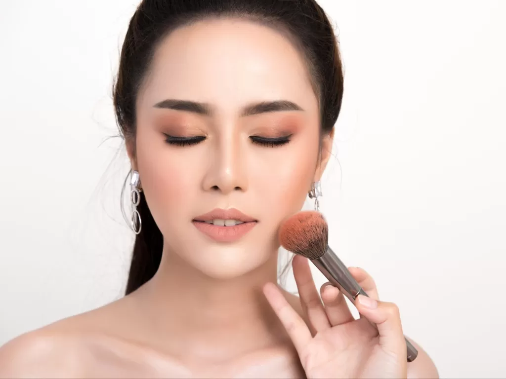 Ilustrasi wanita memaki makeup (freepik.com)