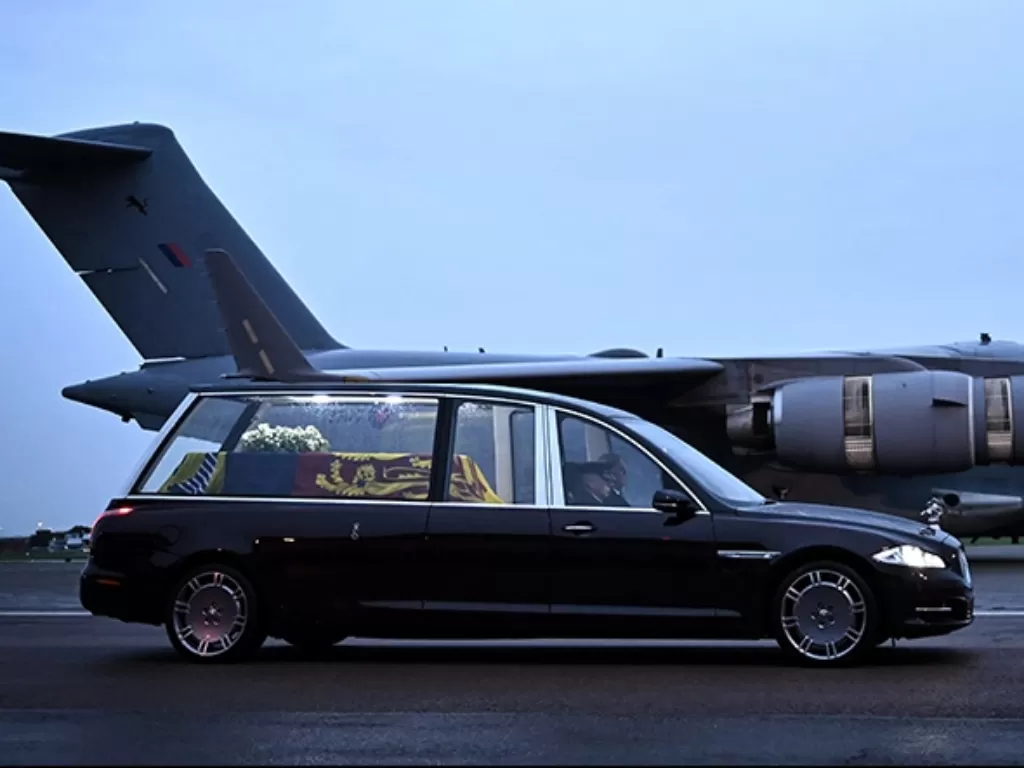 Jaguar XJ 2010 saat mengantarkan jenazah Ratu Elizabeth. (Robb Report)