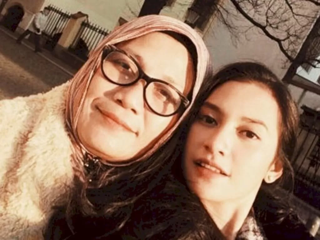 Indah Permatasari dan ibunya. (Instagram/indahpermatas)