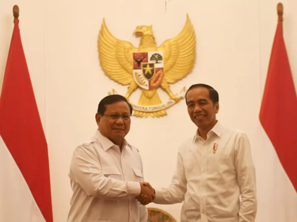 Prabowo Subianto bersalaman dengan Presiden Jokowi (ANTARA/Akbar Nugroho Gumay)