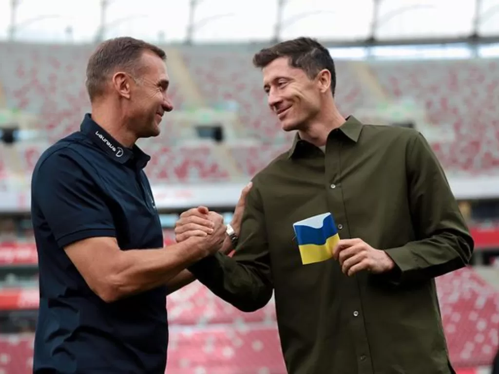 Legenda Ukraina Andriy Shevchenko (kiri) dan kapten Polandia Robert Lewadowski (kanan). (Instagram/@_rl9)