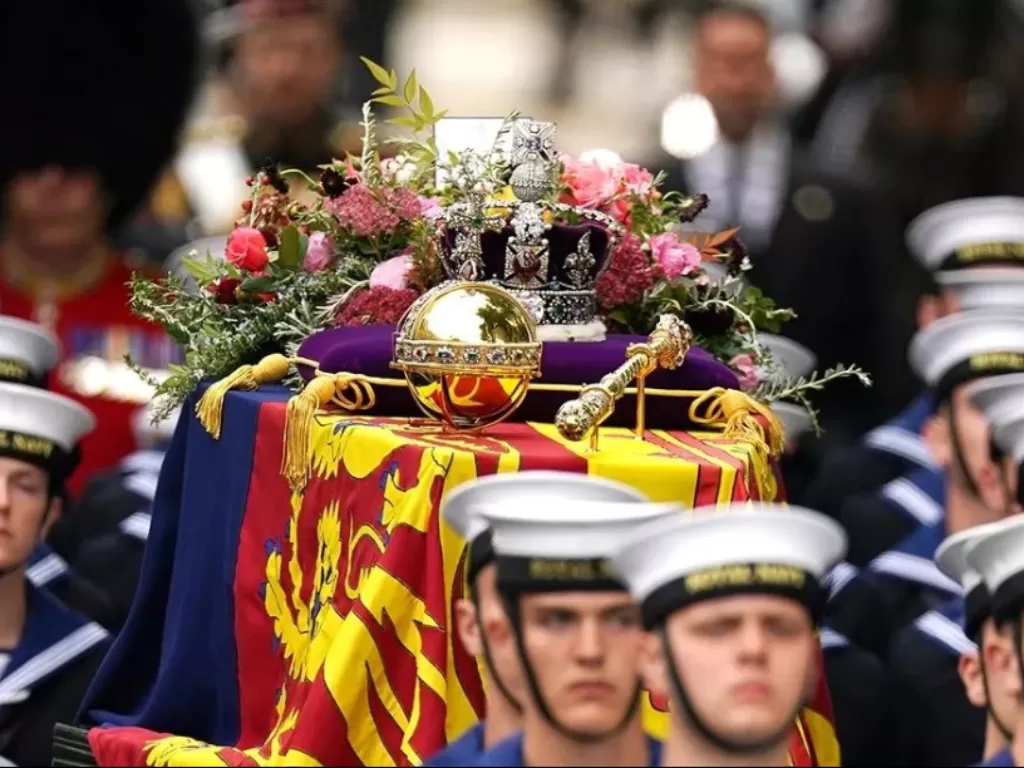 Mahkota diatas peti Ratu Elizabeth II (Instagram/theroyalfamily)