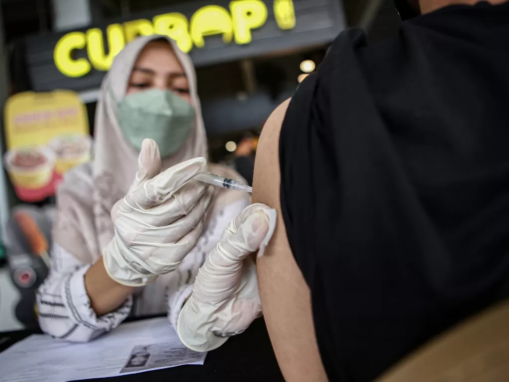 Petugas kesehatan menyuntikkan vaksin COVID-19 kepada warga di Mal Qbig, Pagedangan, Kabupaten Tangerang, Banten, Minggu, (18/9/2022). (ANTARA/Fauzan)