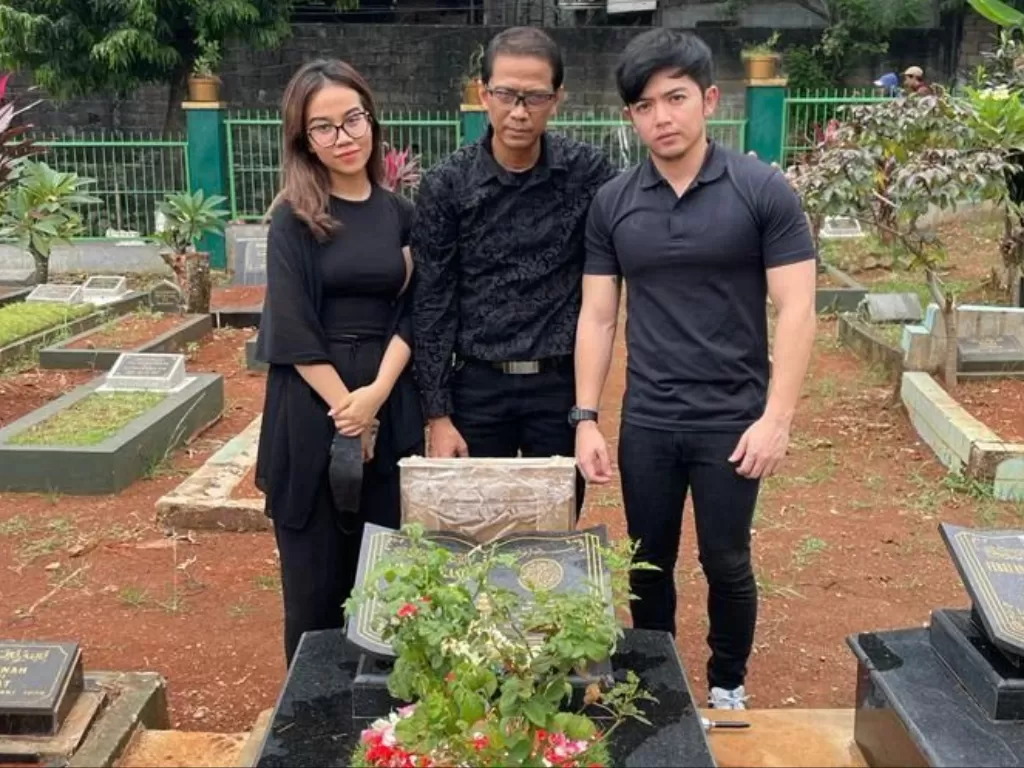 Doddy, Mayang dan Nicky Tirta ziarah ke makam Vanessa (Instagram/dodysoedrajat_1)
