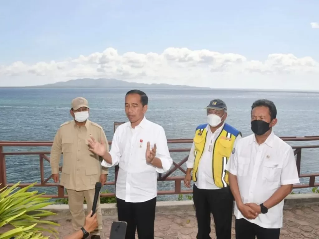Presiden Jokowi (kedua dari kiri) dan Menhan Prabowo (kiri) mengunjungi Pulau Leti yang jadi pulau terluar di Kabupaten Maluku Barat. (Instagram/@jokowi)