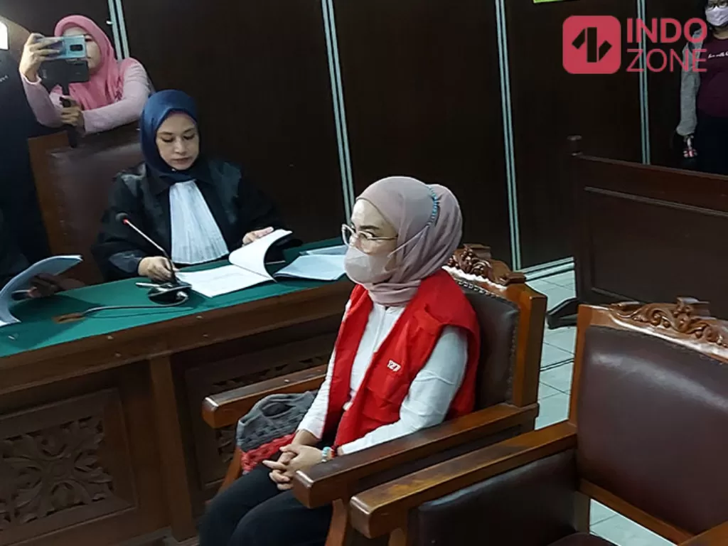 Medina Zein dalam sidang pembacaan pledoi di Pengadilan Negeri Jakarta Selatan, Kamis (22/9/2022). (INDOZONE/Arvi Resvanty)