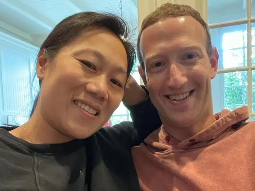 Mark Zuckerberg (Kanan) umumkan istrinya sedang mengandung anak ketiga. (Instagram/@Zuck)