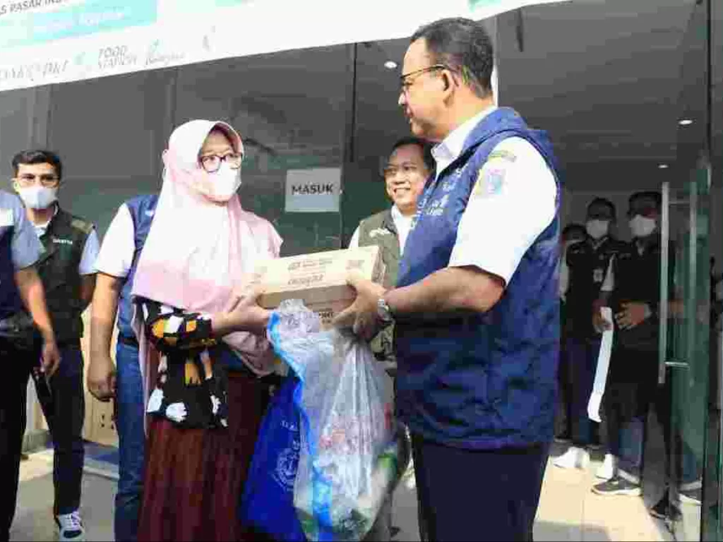 Gubernur DKI Jakarta Anies Baswedan menyalurkan bantuan pangan murah bersubsidi (Dok. Pemprov DKI)