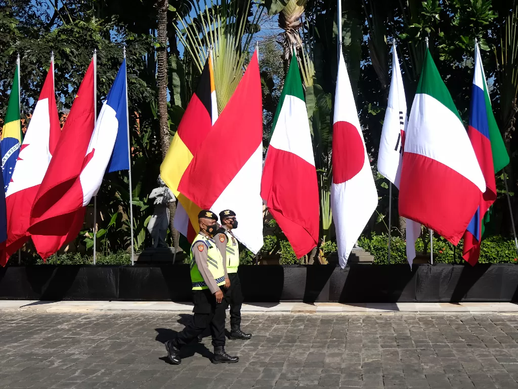 Sejumlah polisi berjalan di dekat bendera negara anggota G20. (ANTARA/Nyoman Hendra Wibowo)