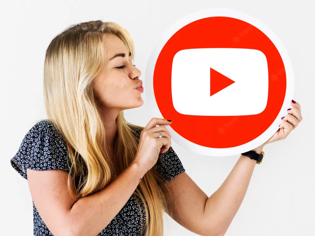 Ilustrasi wanita memegang logo Youtube. (Freepik)