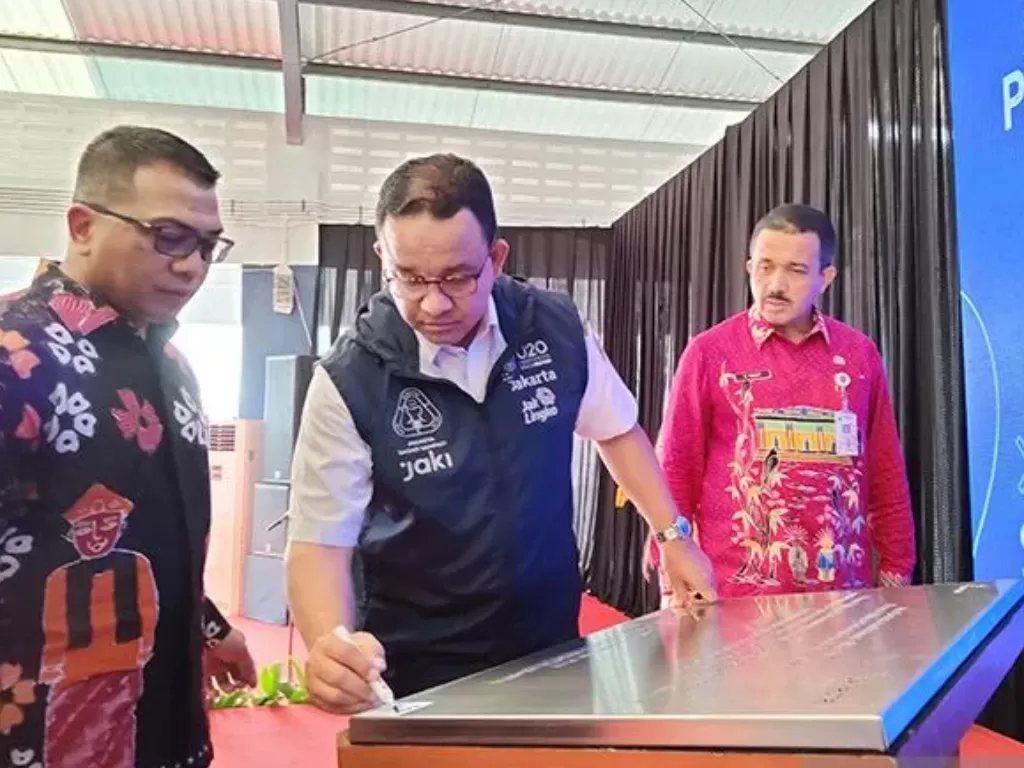 Gubernur DKI Jakarta Anies Baswedan saat meresmikan Pasar Cipinang Kebembem, Jakarta. (ANTARA/Ricky Prayoga)